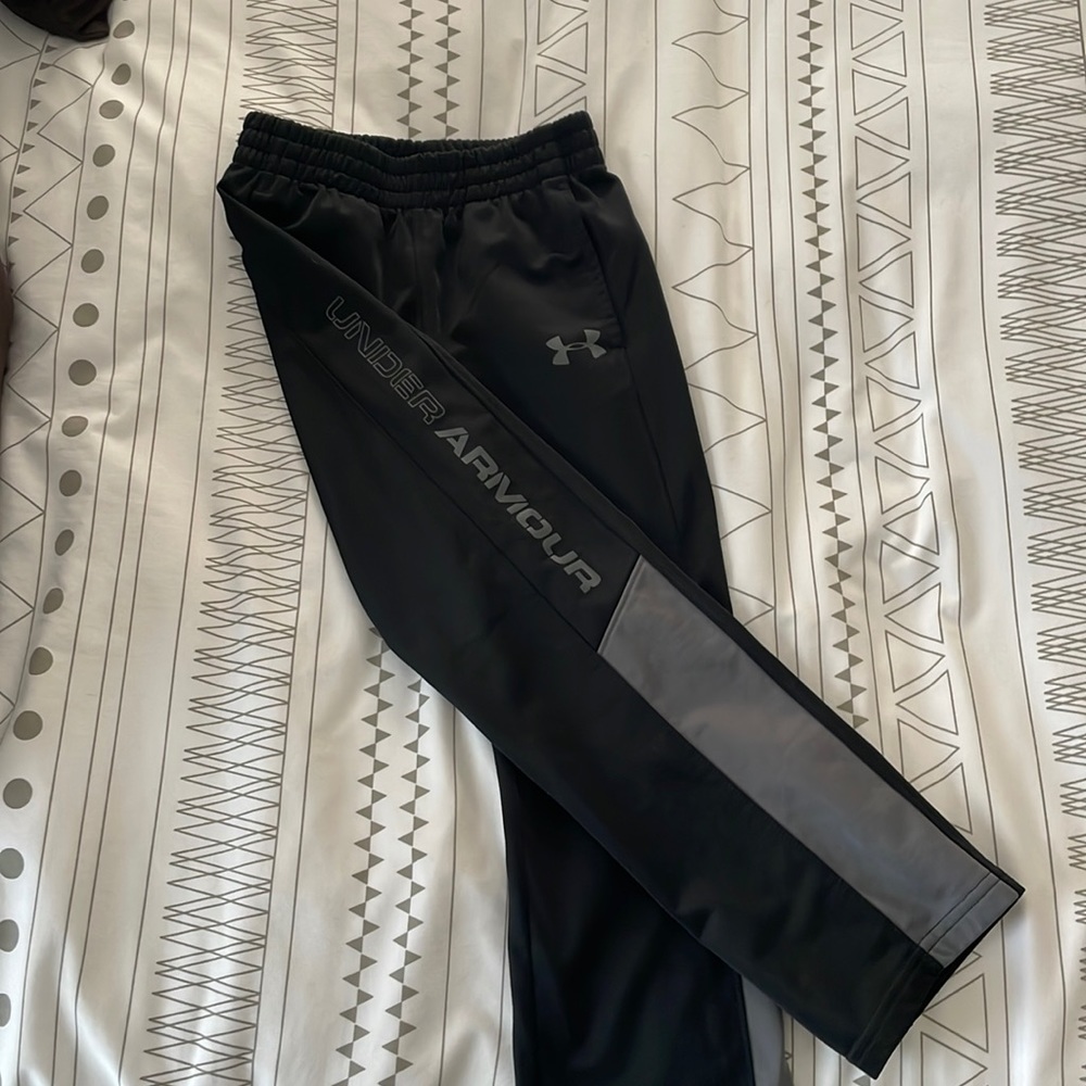 UA Boys black and grey warm up pants. Sz 6